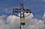 68 La croce di vetta del Monte Alben (2020 m)
